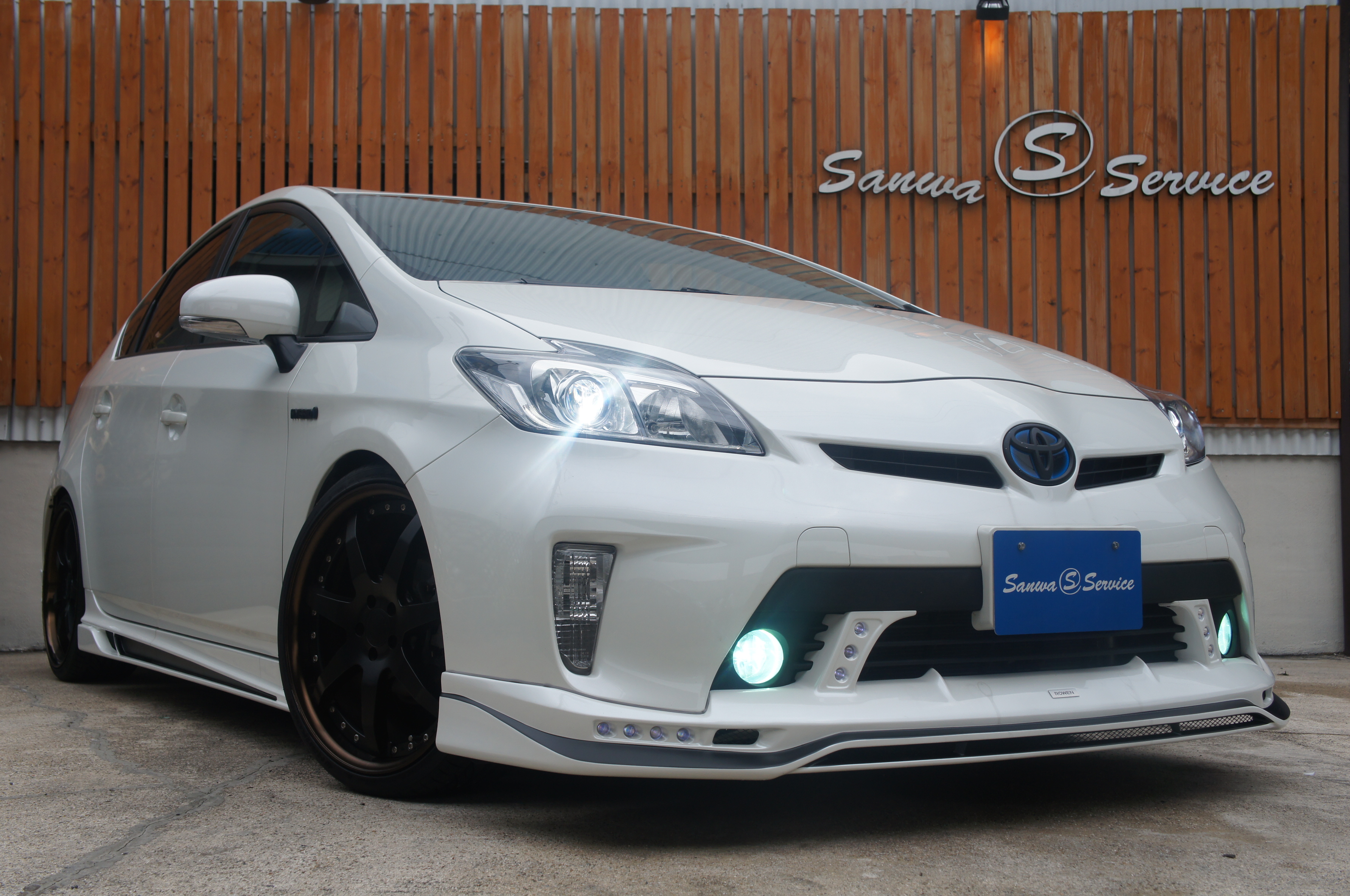 今月イチオシ車両！！！プリウス×ROWENハーフエアロ コンプリート！！！